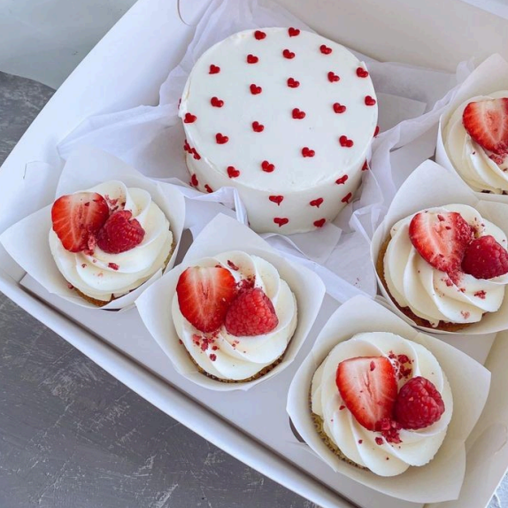 Valentines Day Dessert Gift Box Dubai